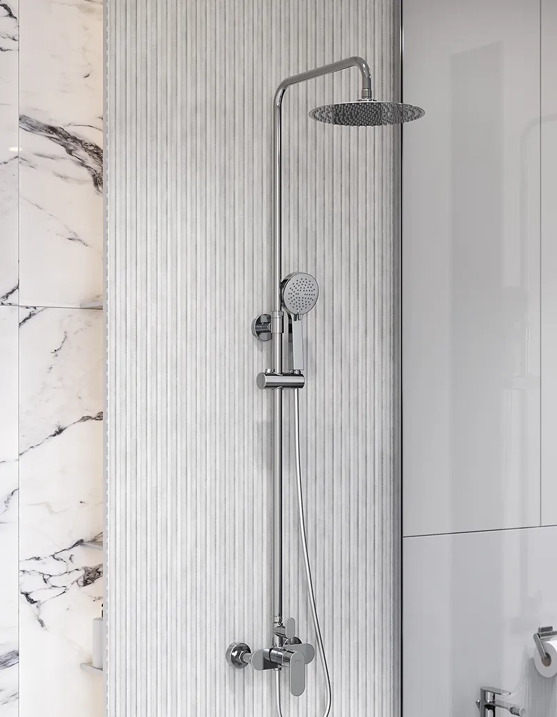 Chromowany zestaw prysznicowy Ferro Telassa z deszczownicą, słuchawką prysznicową na drążku i baterią prysznicową, zamontowany na białej, fakturowanej ścianie obok marmurowej ściany.